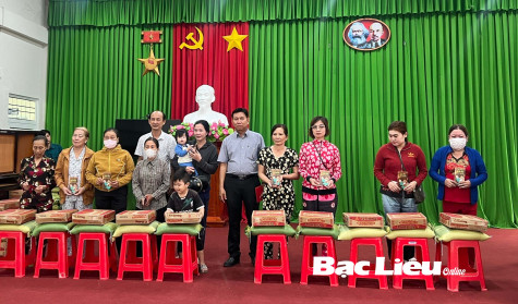 Trao hơn 150 suất quà tết cho hộ nghèo ở huyện Đông Hải và Phước Long