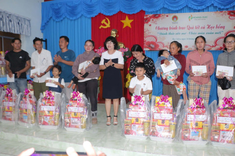 Chương trình “Đánh thức ước mơ - Chào mùa Xuân mới” trao quà tết cho trẻ em khuyết tật