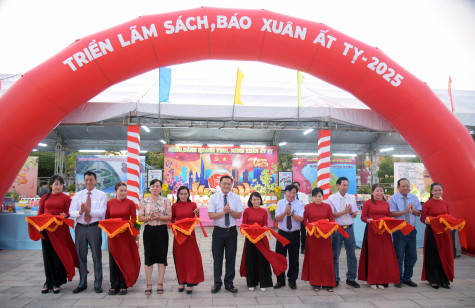 Khai mạc triển lãm sách, báo xuân Ất Tỵ 2025