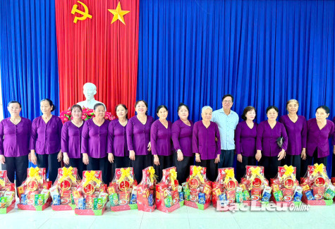 Tặng quà cho người tham gia thắp hương, chăm sóc Đền thờ Bác Hồ