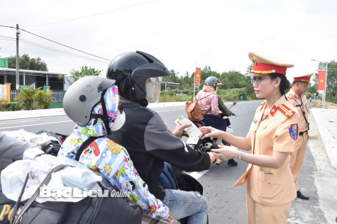 Cảnh sát giao thông Bạc Liêu: Tặng hàng ngàn chai nước suối, khăn lạnh cho bà con xa quê về ăn Tết