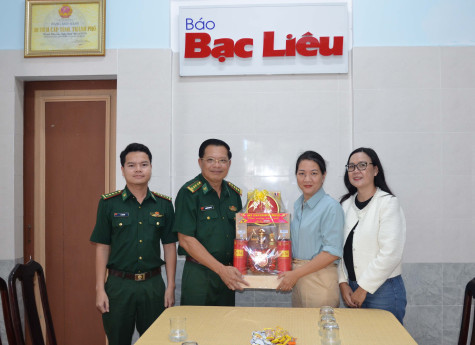 Đảng ủy - Bộ Chỉ huy Bộ đội Biên phòng tỉnh thăm, chúc Tết Báo Bạc Liêu
