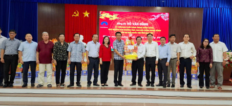 Đồng chí Võ Văn Dũng - Phó Ban Thường trực Ban Nội chính Trung ương thăm, chúc tết và tặng quà tại huyện Đông Hải
