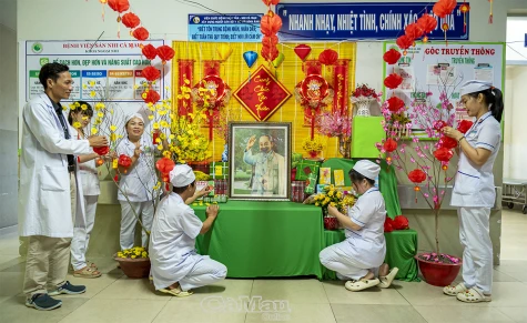 Thiêng liêng bàn thờ Bác ngày Xuân