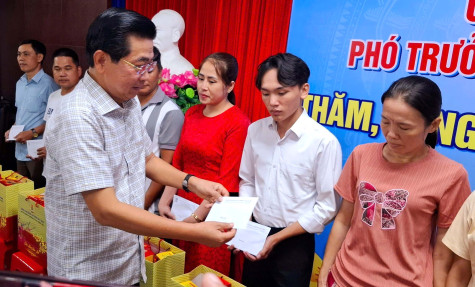 Đồng chí Võ Văn Dũng - Phó Trưởng ban Thường trực Ban Nội chính Trung ương trao tặng quà tết cho công nhân, lao động tỉnh Bạc Liêu