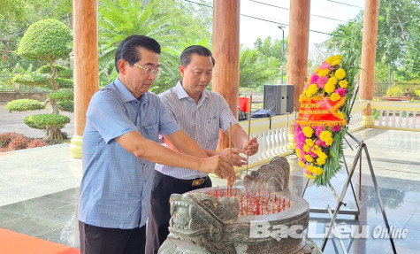 Đồng chí Võ Văn Dũng - Phó Trưởng ban Thường trực Ban Nội chính Trung ương viếng Đền thờ Chủ tịch Hồ Chí Minh và chúc tết, tặng quà các cô, chú trong CLB Thắp hương Đền thờ Bác