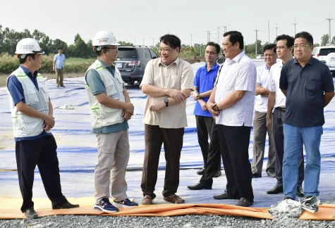 Thăm, tặng quà trên công trình cao tốc Cà Mau