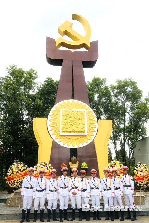 Bạc Liêu tự hào tiếp bước dưới cờ Đảng quang vinh!