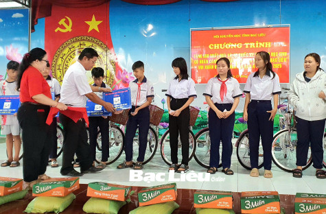 “Tết yêu thương, xuân khuyến học”:​ Những phần quà ấm áp, ý nghĩa!