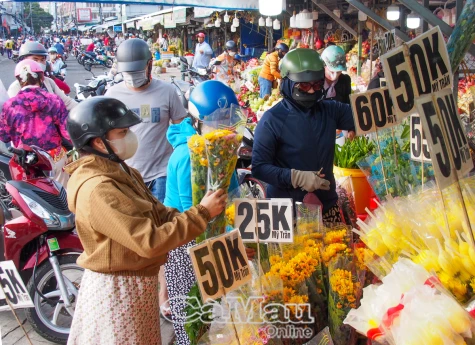 Người dân trong ngày vía Thần Tài