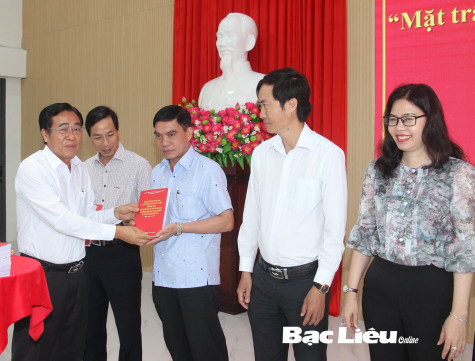 Chuyển giao kết quả đề tài khoa học về bảo vệ nền tảng tư tưởng của Đảng