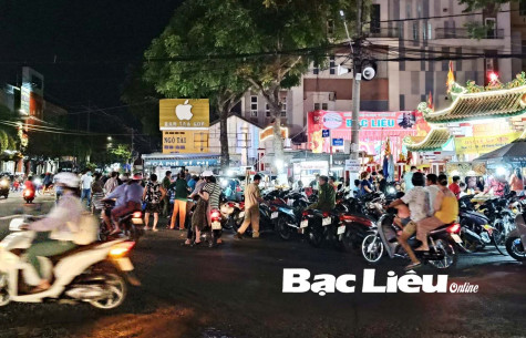 Tập trung xem lễ hội Kỳ yên gây cản trở giao thông