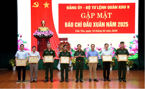 Quân khu 9 gặp mặt báo chí đầu xuân 2025