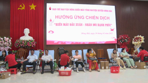 Gần 800 cán bộ, đảng viên, đoàn viên, thanh niên 2 huyện Đông Hải và Phước Long hiến máu tình nguyện