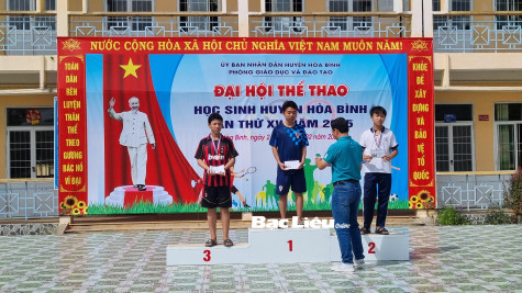 Trao 57 bộ huy chương cho các vận động viên tại Đại hội Thể thao học sinh Huyện Hòa Bình năm 2025