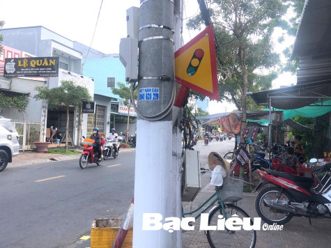 Biển báo “xỉu” vào cột điện