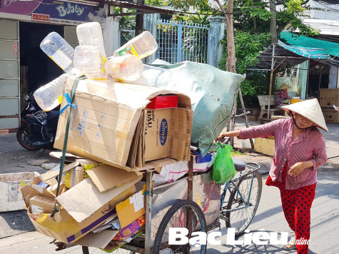 Bấp bênh nghề nhặt phế liệu