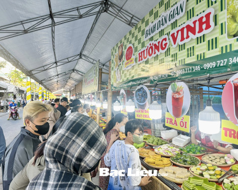 Người trẻ thích thú với​ Ngày hội bánh dân gian