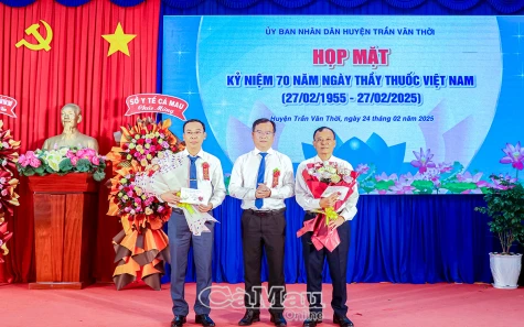 Huyện Trần Văn Thời có 2 bác sĩ được phong tặng danh hiệu “Thầy thuốc ưu tú”