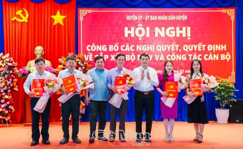 Huyện Trần Văn Thời công bố các nghị quyết, quyết định về sắp xếp bộ máy và công tác cán bộ