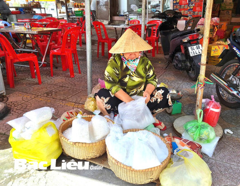 Rong ruổi nghề bán muối dạo