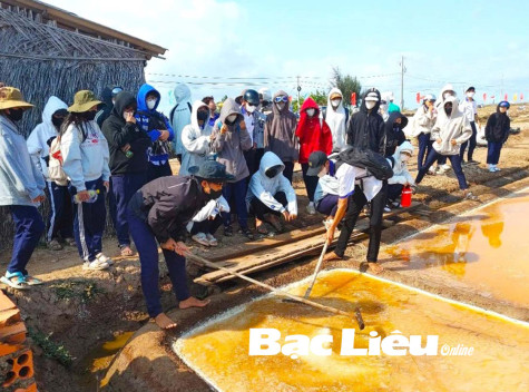 Học sinh Đông Hải thích thú với hoạt động trải nghiệm tại làng nghề muối