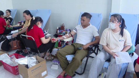Hơn 400 cán bộ, đảng viên, đoàn viên, thanh niên và người dân TP. Bạc Liêu tham gia hiến máu tình nguyện