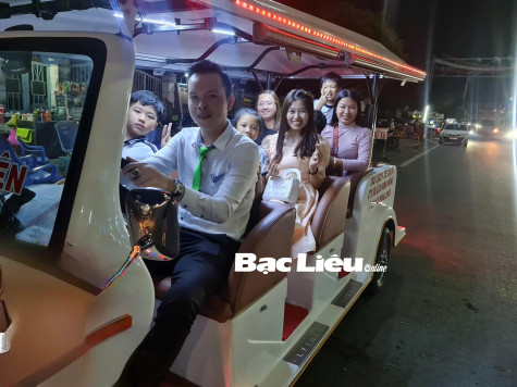 Tiếp tục hoạt động thí điểm xe điện chở khách tham quan du lịch