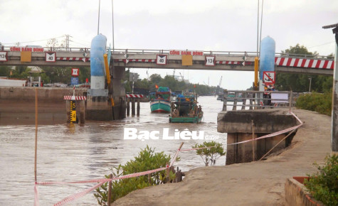 Khẩn trương khắc phục sạt lở bờ phía Tây hạ lưu cống Nhà Mát