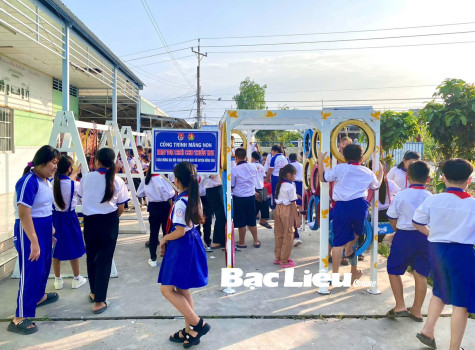 Huyện đoàn - Hội đồng Đội huyện Hồng Dân: Bàn giao khu vui chơi cho thiếu nhi tại Trường tiểu học Ba Đình