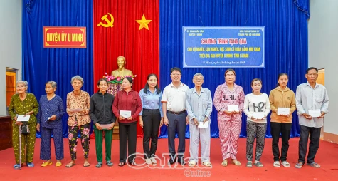 Văn phòng Thành uỷ TP Hồ Chí Minh tặng quà bà con nghèo huyện U Minh