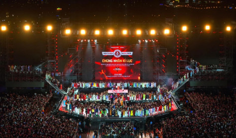 Hàng ngàn người mặc áo dài xác lập kỷ lục tại concert “Anh trai vượt ngàn chông gai”