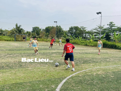 Thành đoàn TP. Bạc Liêu: Phối hợp tổ chức giao lưu bóng đá và tặng quà cho thanh niên công nhân