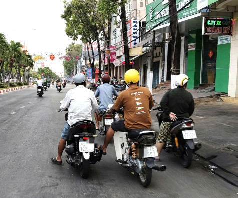 Kéo, đẩy xe trên đường tiềm ẩn nguy cơ mất an toàn giao thông