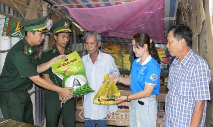 “3 bám, 4 cùng” - Xây dựng thế trận lòng dân
