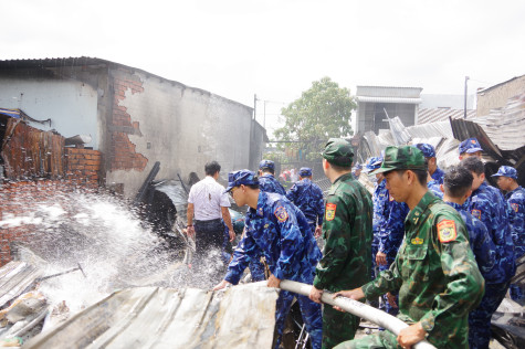 Hải đoàn 42 kịp thời giúp Nhân dân dập tắt đám cháy