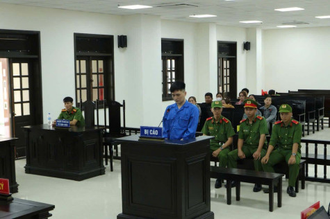 Dùng dao chém chủ nợ, bị cáo lãnh 9 năm tù