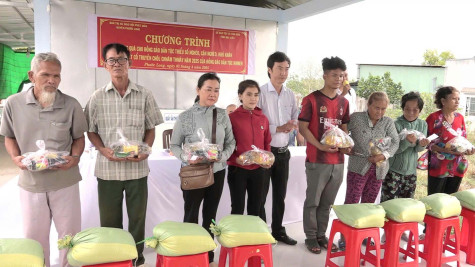 Sở Dân tộc và Tôn giáo Bạc Liêu: Tặng quà cho đồng bào Khmer tại huyện Phước Long