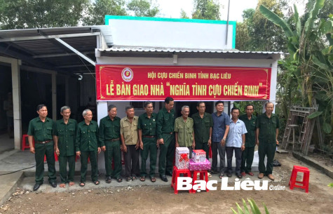 Huyện Hồng Dân: Bàn giao nhà Nghĩa tình cựu chiến binh cho người trực tiếp tham gia kháng chiến chống Mỹ