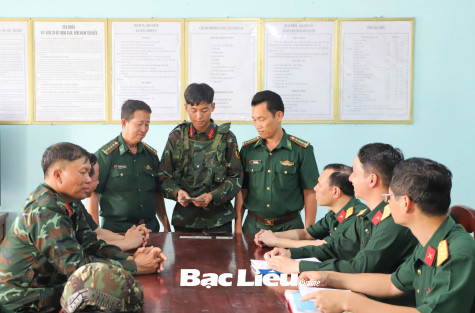 Đại úy quân nhân chuyên nghiệp Biên phòng trả lại gần 20 triệu đồng cho người đánh rơi