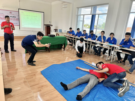 120 thanh thiếu niên, tình nguyện viên được tập huấn kỹ năng sơ cấp cứu