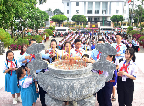 300 đại biểu Cháu ngoan Bác Hồ dâng hương tại Đài tưởng niệm các anh hùng liệt sĩ tỉnh