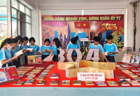 Trưng bày sách báo, tạp chí hưởng ứng các ngày lễ