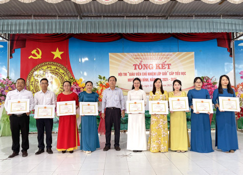 Huyện Hòa Bình: Tôn vinh 52 giáo viên tiểu học chủ nhiệm lớp giỏi cấp huyện