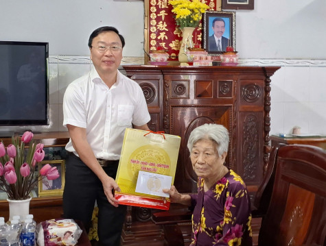 Lãnh đạo tỉnh thăm các Mẹ Việt Nam anh hùng, cán bộ lão thành cách mạng, chứng nhân lịch sử