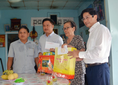 Thăm, tặng quà các Bà mẹ Việt Nam anh hùng trên địa bàn huyện Hòa Bình