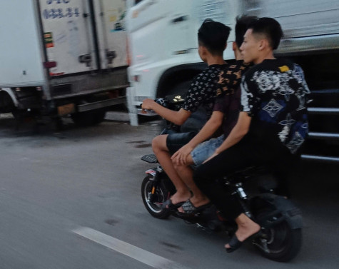Đi xe điện “cõng” 3, không đội mũ bảo hiểm