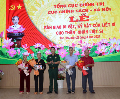 Bàn giao di vật, kỷ vật của liệt sĩ cho thân nhân