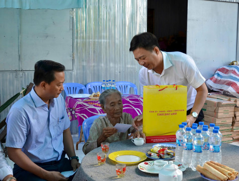 Thăm và tặng quà tri ân các Mẹ Việt Nam anh hùng tại huyện Vĩnh Lợi