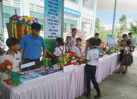 Huyện Hòa Bình: Sôi nổi Ngày hội đọc sách và hành trình sáng tạo STEM